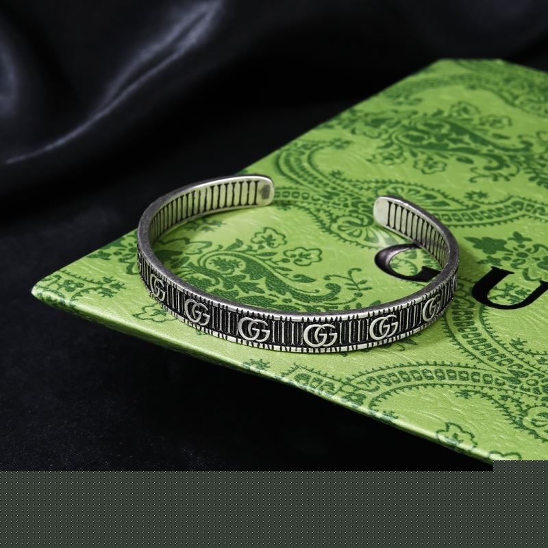 G*u*i bracelets